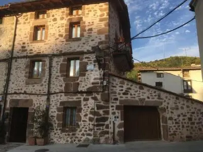Casa Pareada Reformada en Ezcaray cerca de Valdezcaray