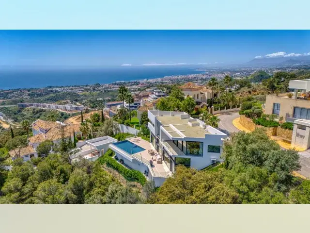 Chalet de Lujo en Altos de Los Monteros 5 Dormitorios Vistas al Mar