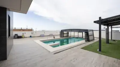 Chalet moderno en Cañadas del Parque con piscina y vistas