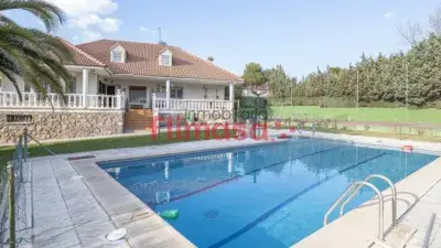 Chalet en Villaviciosa de Odón con Piscina y Pista de Tenis