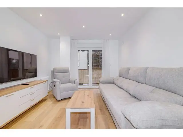 Piso Reformado a Estrenar en Granada - 4 Dormitorios y Patio Privado
