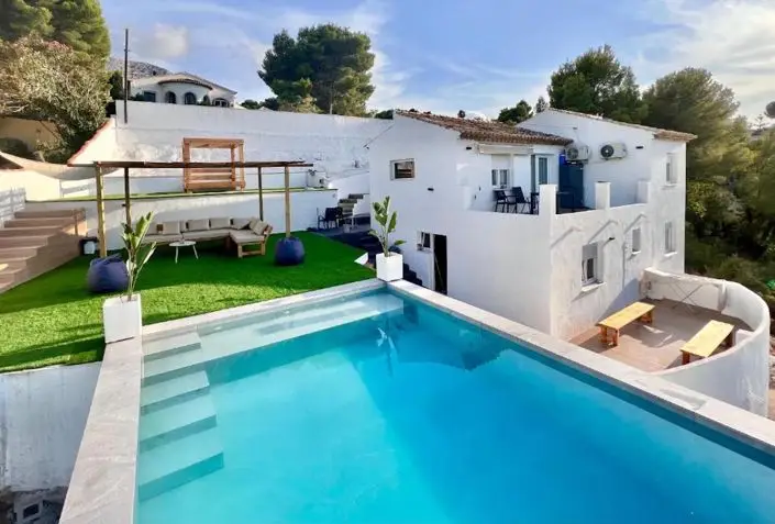 Villa de Lujo en Denia con Vistas al Mar y Acceso Directo a la Playa
