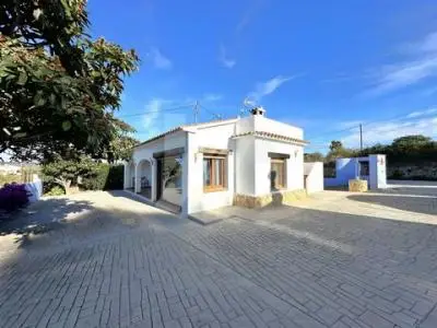 Villa Mediterránea con Vistas a Bernia en Benissa