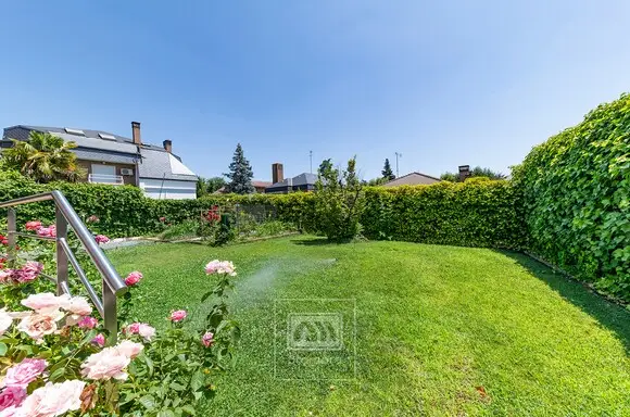 Chalet en Somosaguas Centro con Ascensor y Jardin Privado