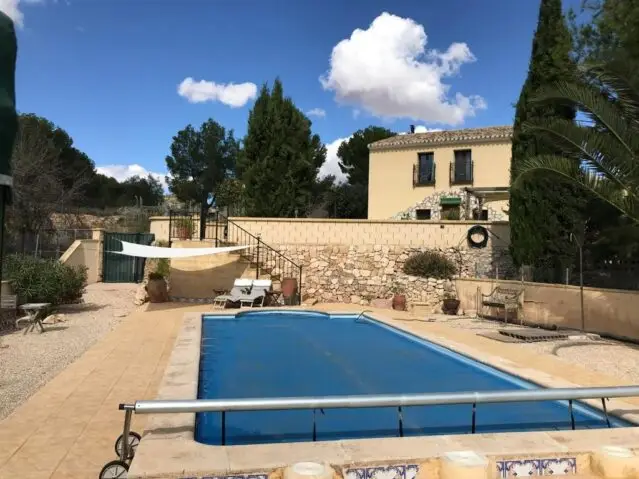 Finca de Lujo con 6 Dormitorios y Piscina - Monovar