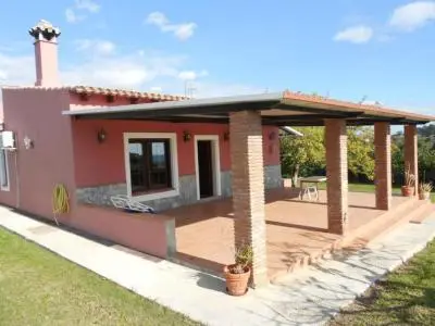 Villa en Finca de 10000m2 con Vistas al Mar Cerca de la Ciudad