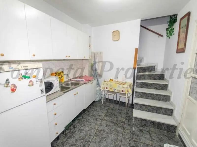 Casa de Pueblo en Torrox con Terraza Ideal para Vacaciones o Inversión