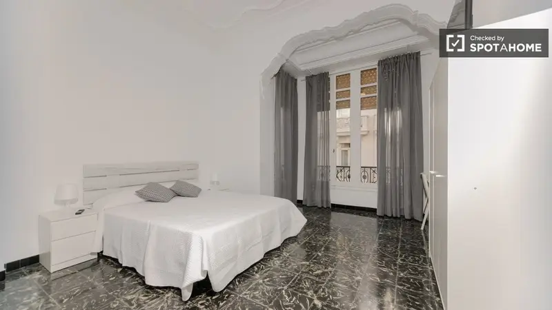 Se alquila habitación en piso de 7 habitaciones en Valencia