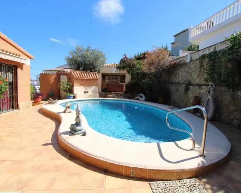 Villa con Piscina y Vistas al Valle de Orba