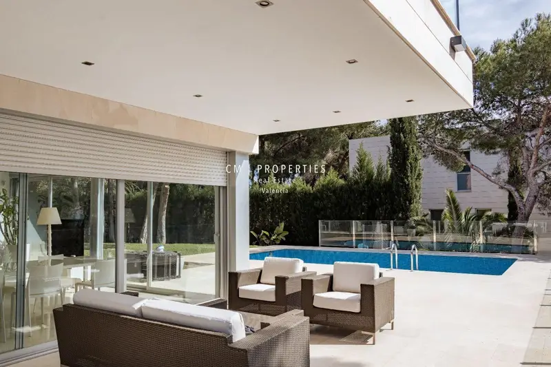 Chalet de Lujo en Chiva con Piscina y Vistas Panorámicas