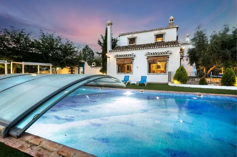 Venta Villa Lujosa Montefrio Cortijo con 5 Suites y Licencias Turisticas