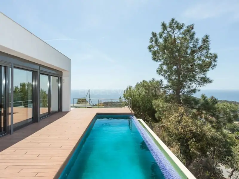 Chalet en venta en Canyelles Lloret de Mar con piscina infinity y vistas al mar