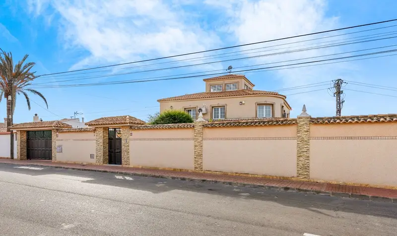 Chalet en Venta Torrevieja 4 Dormitorios Piscina Jardin