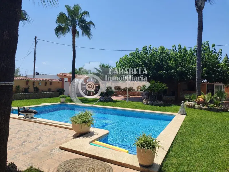 Chalet en Benicarló con Piscina y Jardin Cerca de la Playa
