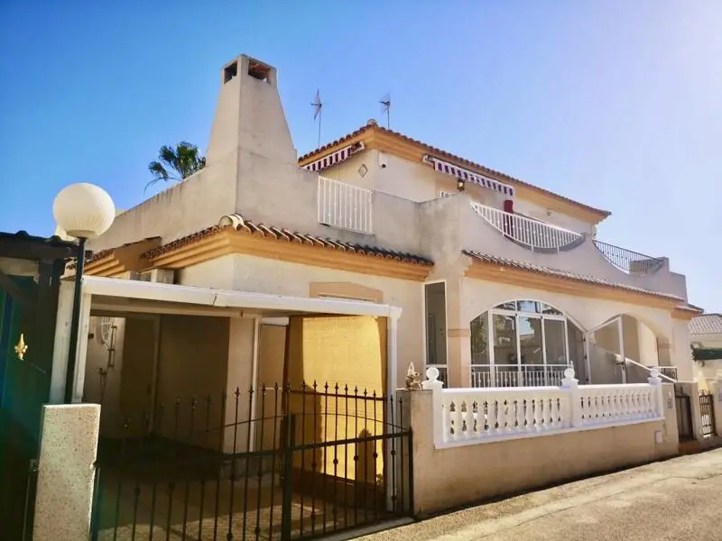 Villa en Venta Playa Flamenca Impecable Estado Cerca de la Playa
