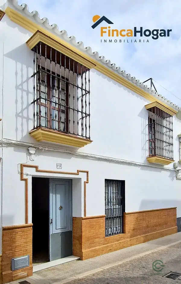 Casa en Arahal para Reformar 4 Dormitorios 2 Patios Terraza