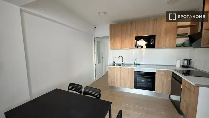 Se alquila habitación en piso compartido de 5 habitaciones, Alicante.