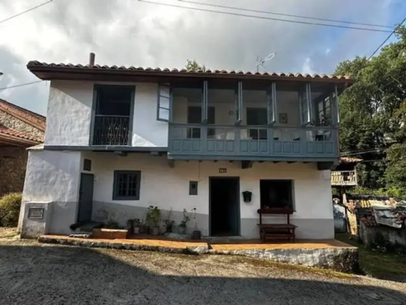 Chalet en Pravia con 4 habitaciones y finca de 500m²