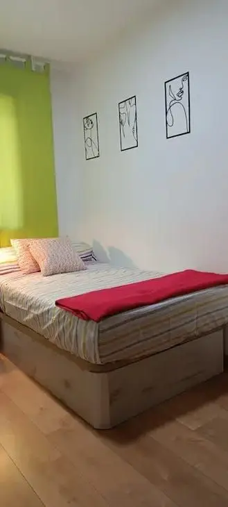 Calle del Jilguero, Madrid, Community of Madrid 28025