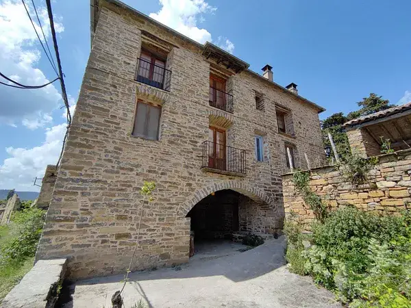 Casa con Pajar y Vistas al Lago de Mediano en Ainsa