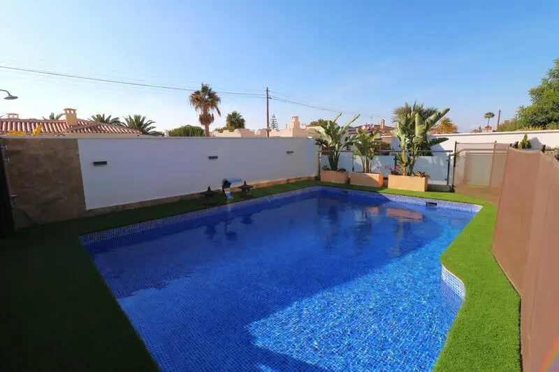 Villa en venta Torrevieja 4 dormitorios 3 baños piscina jardin