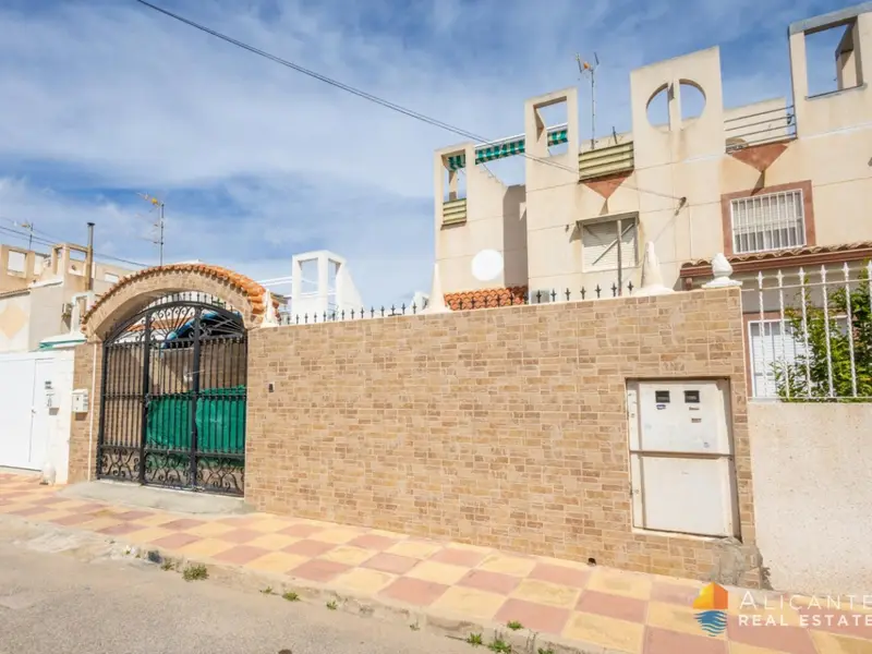 Chalet Adosado con Piscina en Torrevieja Ideal Familias