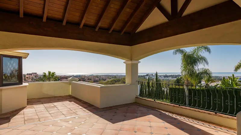 Villa Haveli: Villa de Lujo con Vistas al Mar en Benahavís