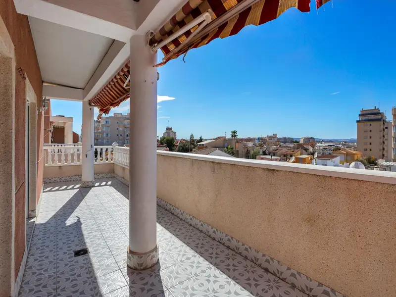 Atico en Torrevieja con Vistas Panoramicas y Piscina