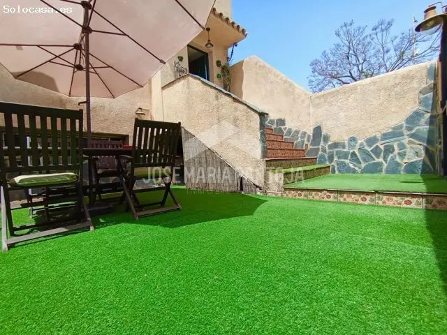 Adosado con Garaje Doble y Terraza en Zona Privilegiada