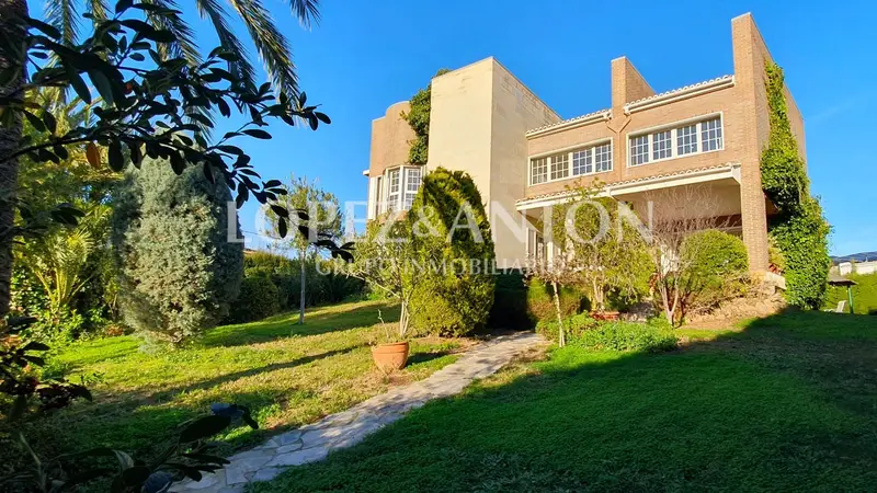 Lujo Chalet Independiente en L Eliana 600m2 Jardin Piscina