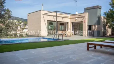Casa Unifamiliar en Alella 311m² 4 Dormitorios Piscina Jardín