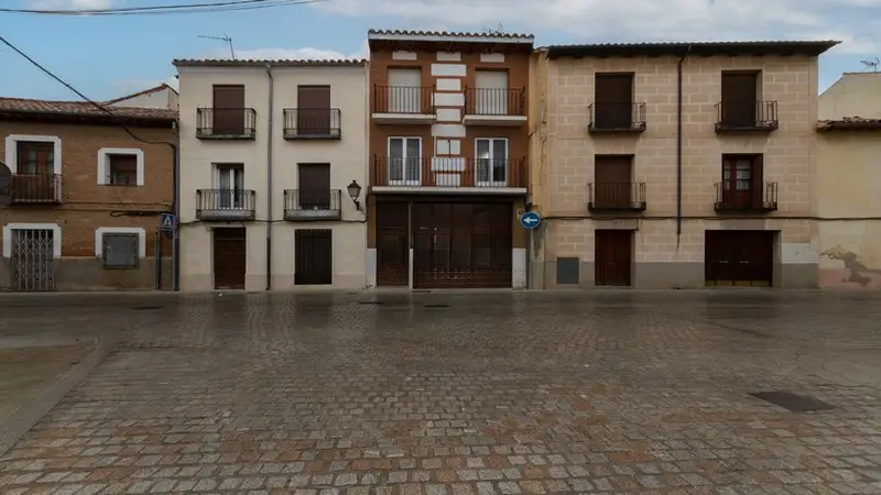 Edificio con 2 viviendas y local comercial en Alcalá de Henares
