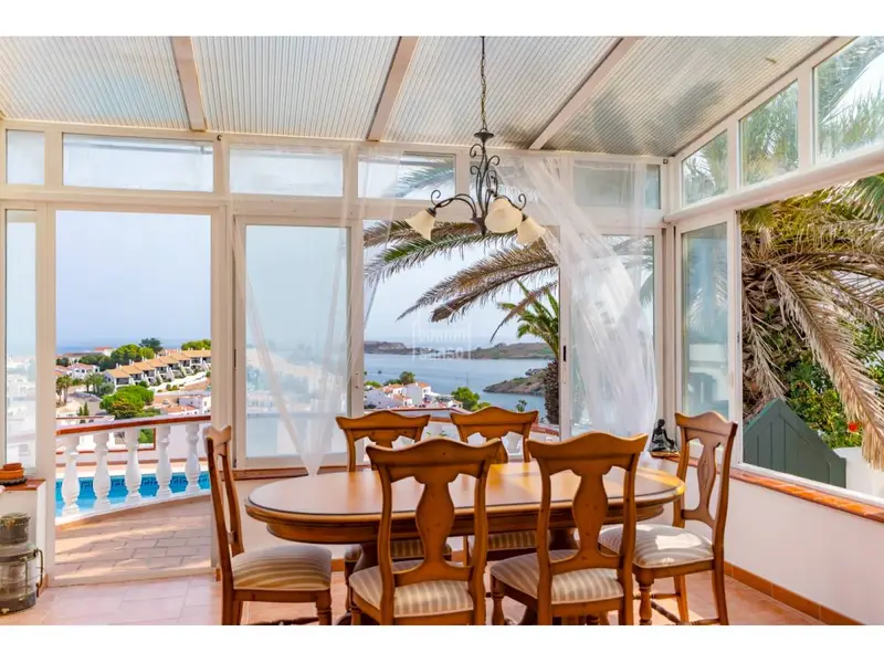 Encantadora villa con vistas panorámicas al mar en Addaia, Menorca.