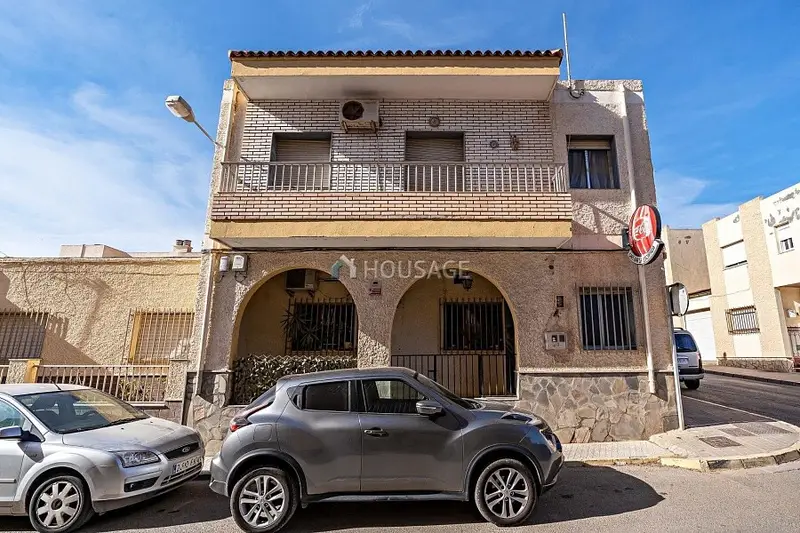 Casa con Local Comercial en El Ejido - Ideal para Dos Familias o Negocio