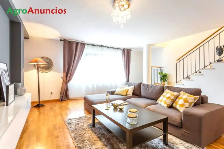 Adosado en Esquina con Jardin 214m2 en Noain