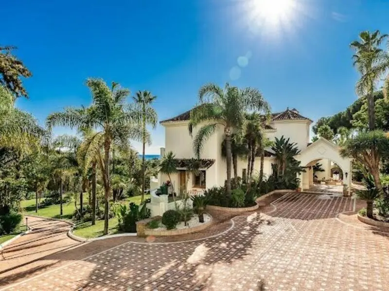 16 Dormitorios Villa de Lujo en El Paraiso Alto