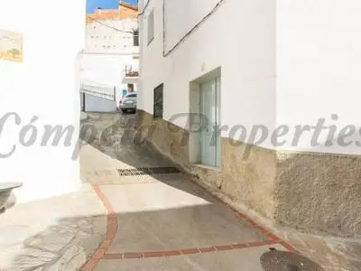 Propiedad en Espa
ia: 8 habitaciones, 4 ba
ios y terraza