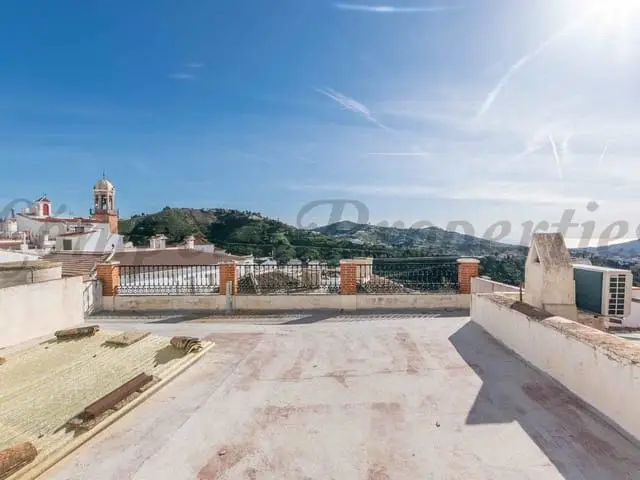 Casa Adosada de 5 Dormitorios en Venta en Cómpeta