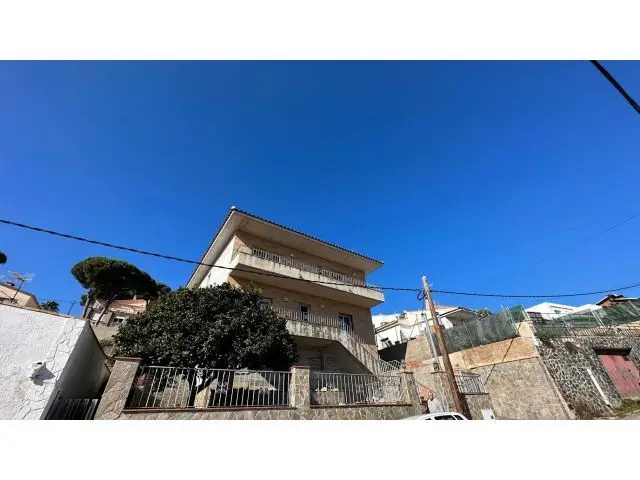 Chalet en Venta en Tordera con Garaje Grande y Jardin