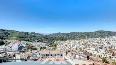 Chalet en Venta en Competa: Luminoso con Piscina y Barbacoa