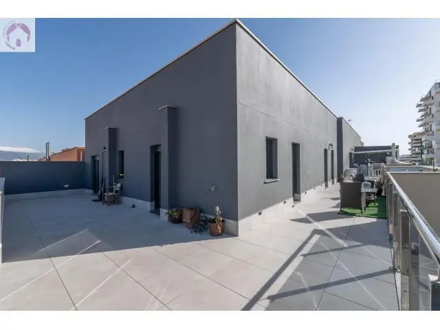 Atico Exclusivo en Barrio Periodistas con Terraza y Vistas a Sierra Nevada