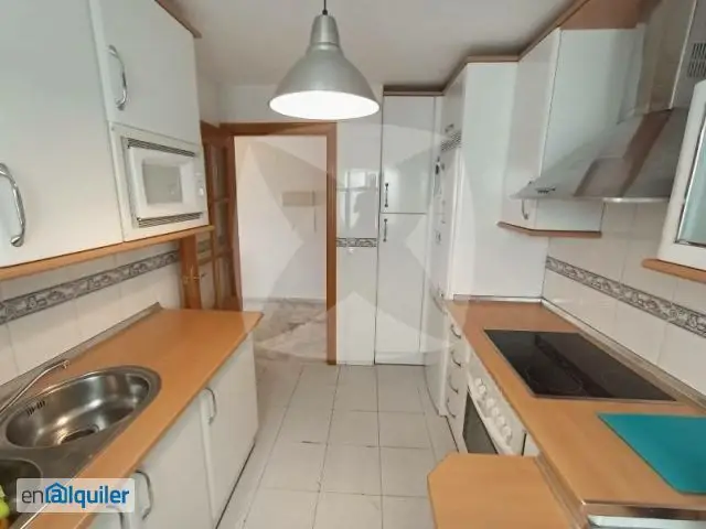 Vivienda en alquiler amueblada con plaza de garaje. Zona huerta rosales.