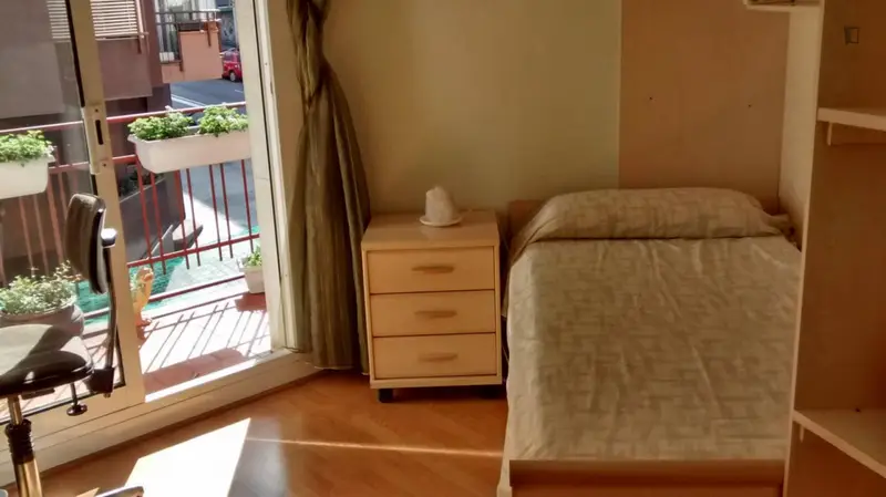 Habitacion para Chica Estudiante UB cerca Metro L4 Hospital Sant Pau