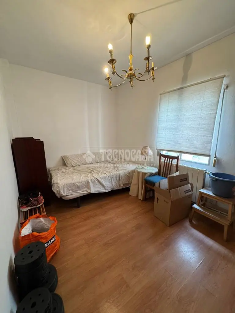 Piso en Venta Puente Vallecas: Luminoso y Amplio con Ascensor