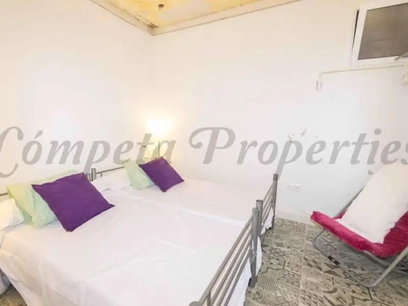 Casa de Pueblo en Torrox: Ideal para Inversión
