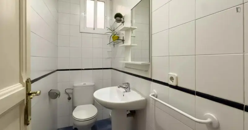 Habitación doble, con balcón, en un piso de 5 habitaciones