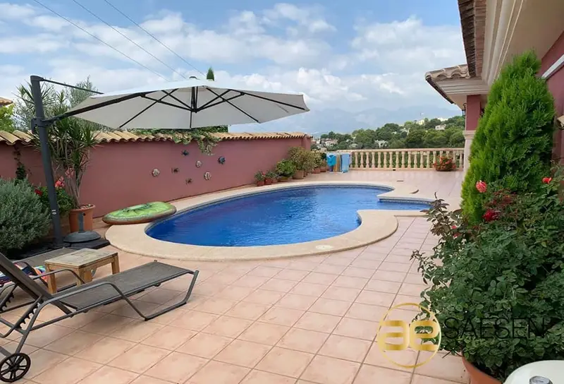 Chalet en venta en Altea: 3 dormitorios, 4 baños, piscina y jardín