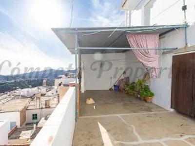 Casa en Cómpeta con Vistas al Mar y Garaje