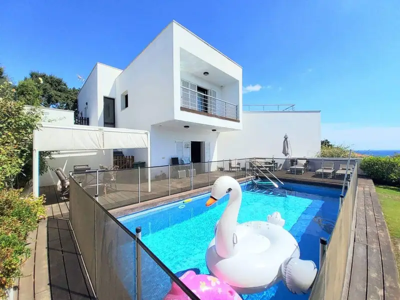 Chalet en Sotogrande con Vistas al Mar y Piscina