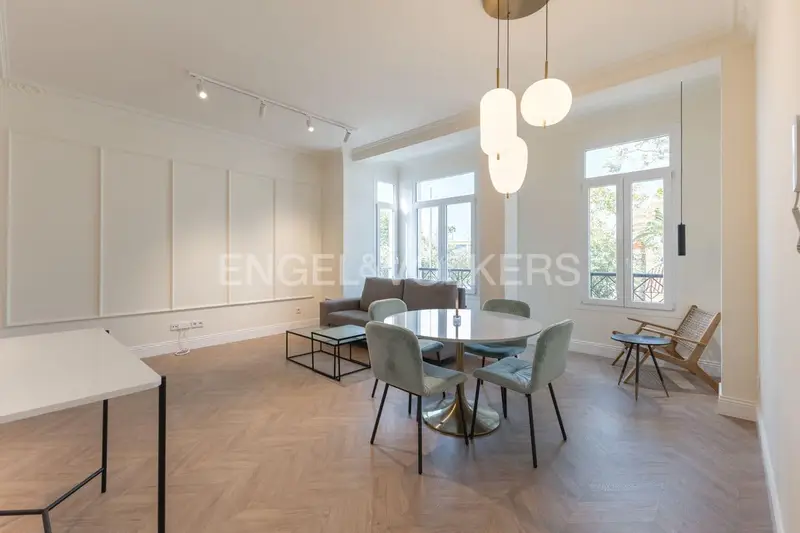 Apartamento en Sagunto con Encanto Parisino y Patio Terraza